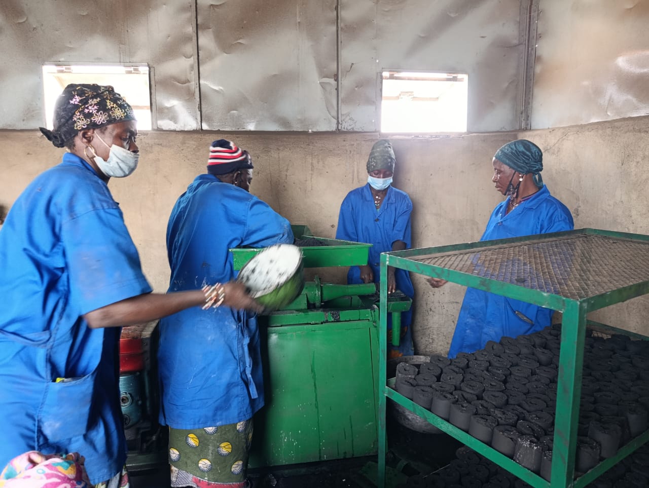 A Pouytenga, les déchets deviennent des charbons écologiques