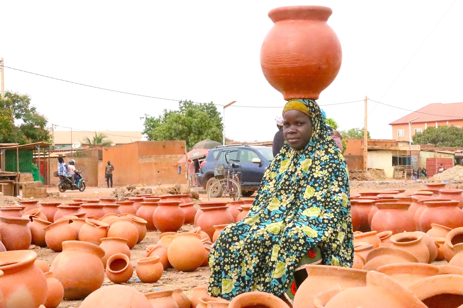 Sous la canicule, les potières de Gourcy font de bonnes affaires à Ouagadougou