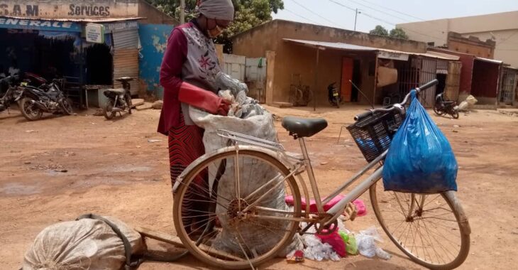 A Ziniaré, des femmes font du plastique usagé une source de revenu