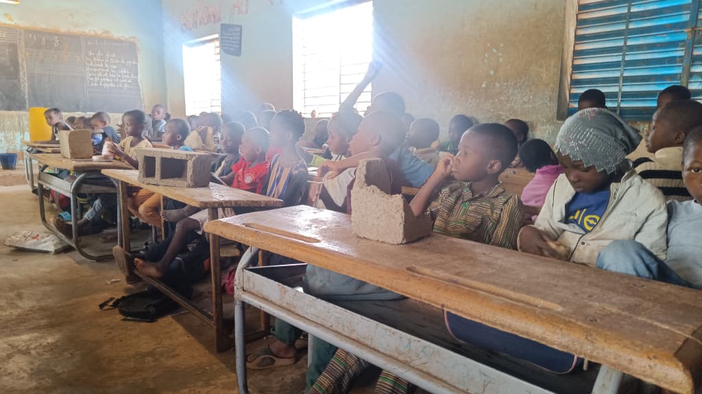 Au Burkina Faso, immersion dans le quotidien chargé d’une classe de CP1