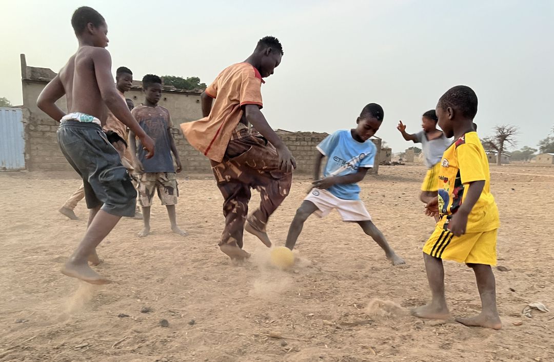 Burkina Faso: en campagne, malgré la débrouillardise, ces enfants qui rêvent de football