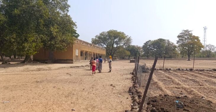 Frontière Burkina-Côte d’Ivoire : des élèves traversent la rivière Léraba pour aller à l’école