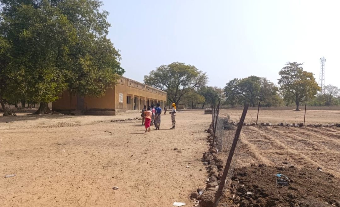 Frontière Burkina-Côte d’Ivoire : des élèves traversent la rivière Léraba pour aller à l’école
