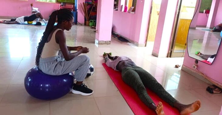 Au Burkina Faso, des femmes retrouvent leur ventre plat grâce à la rééducation abdominale