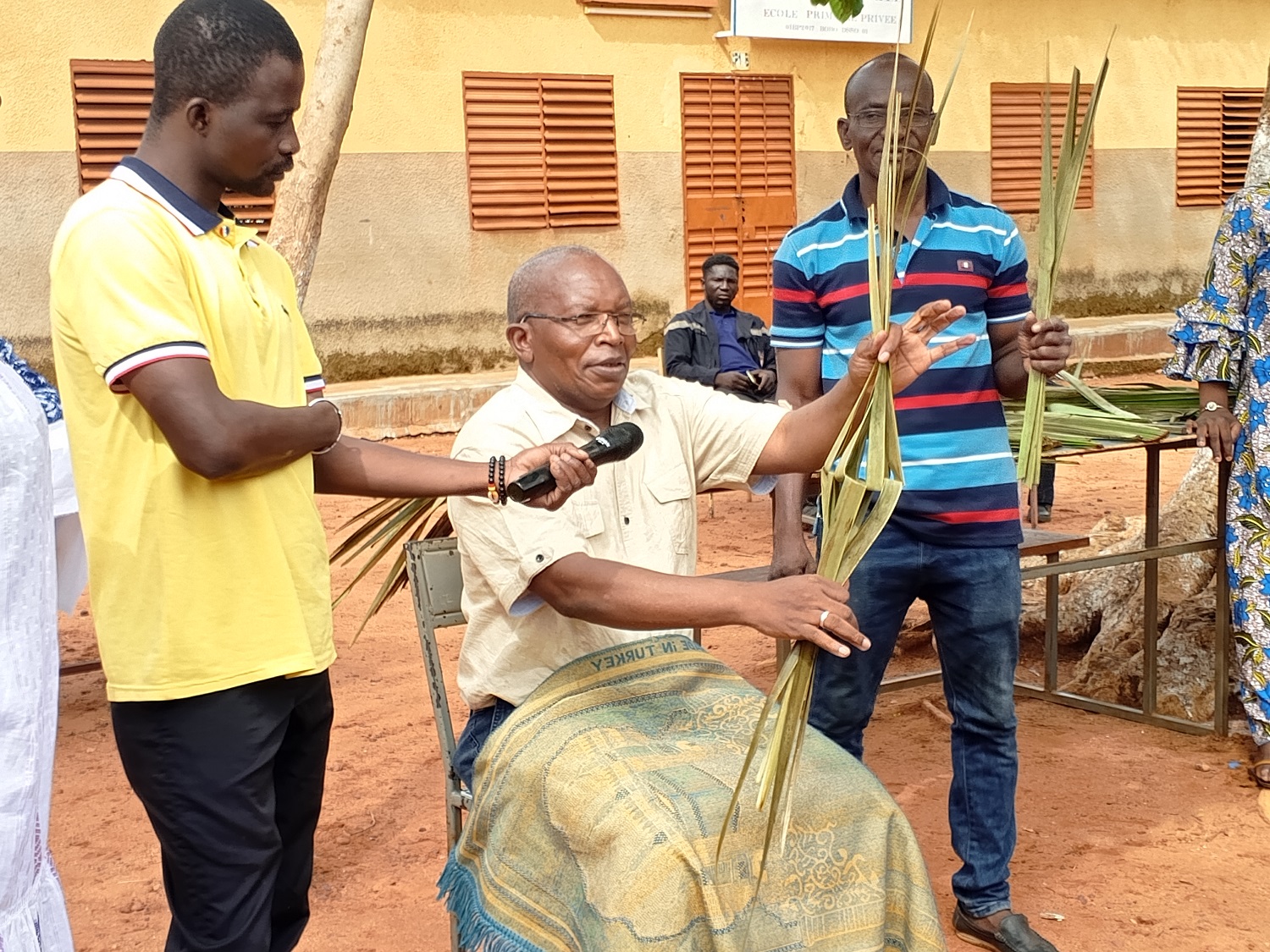 À Bobo-Dioulasso, des élèves découvrent les savoir-faire locaux grâce au Mois artistique et culturel