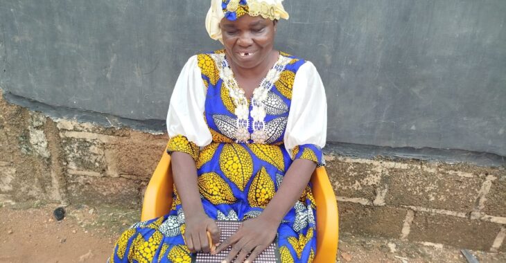 Adama Kaboré enseigne, chante et entreprend malgré le handicap visuel
