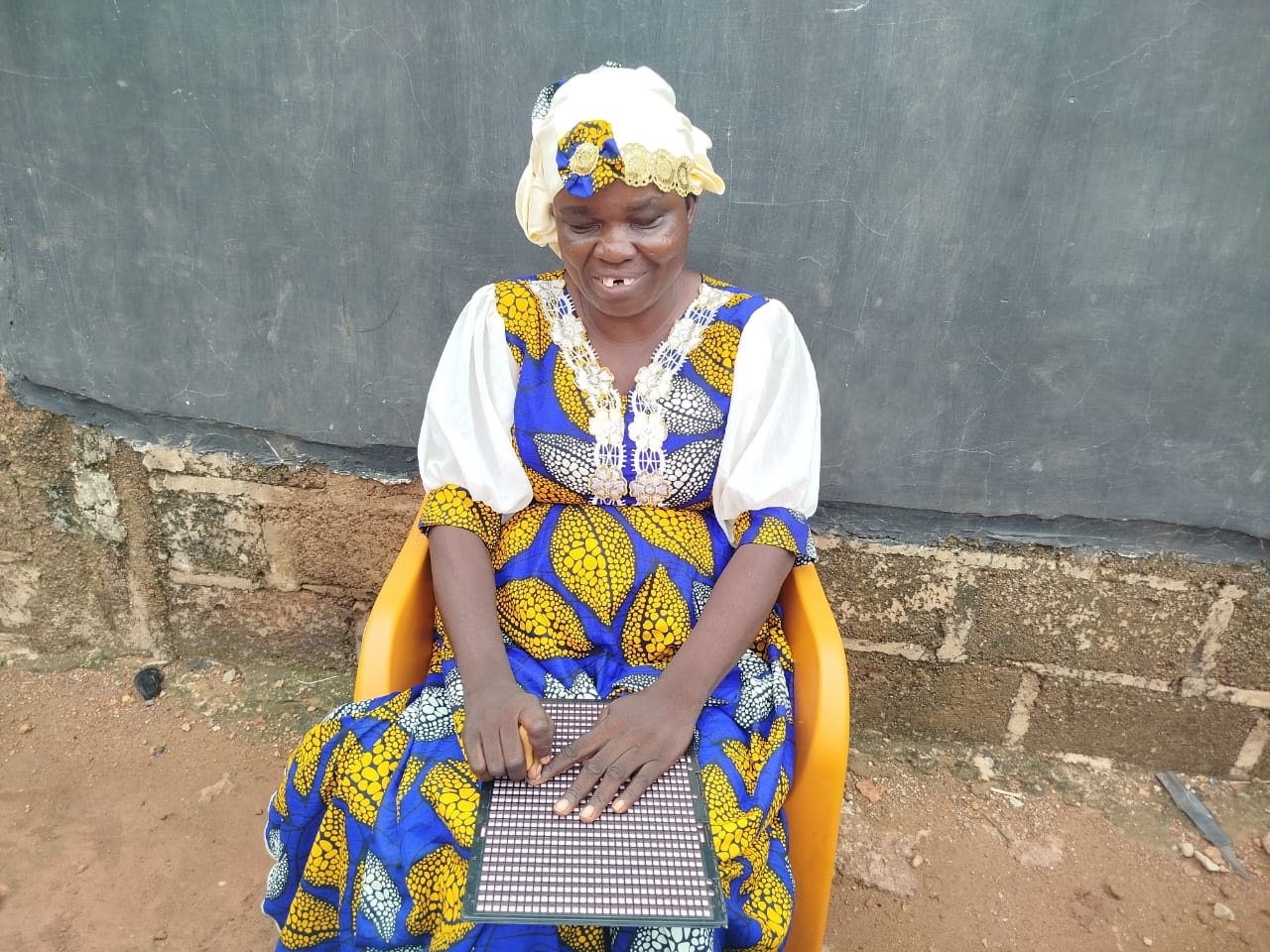 Adama Kaboré enseigne, chante et entreprend malgré le handicap visuel