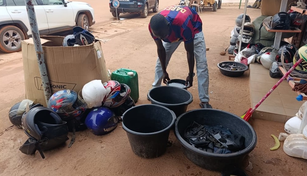 A Ouaga, des jeunes donnent une seconde vie aux casques