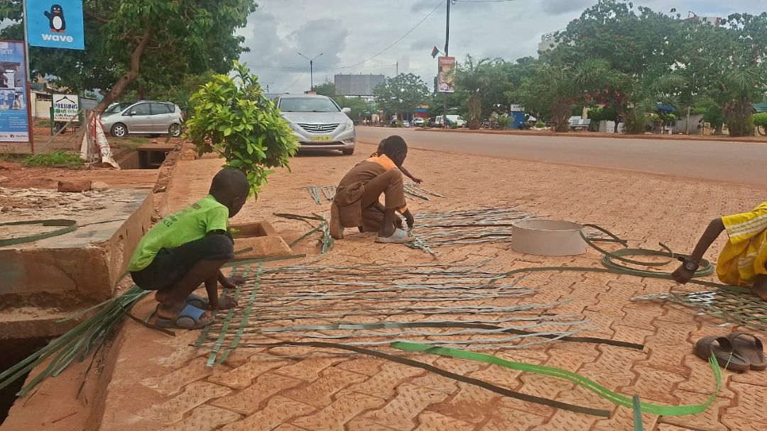 A Bobo-Dioulasso, Ousmane Séré initie des enfants à la fabrication de grillage