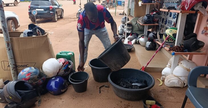 A Ouagadougou, les casques fatigués s'offrent une seconde vie chez Issaka
