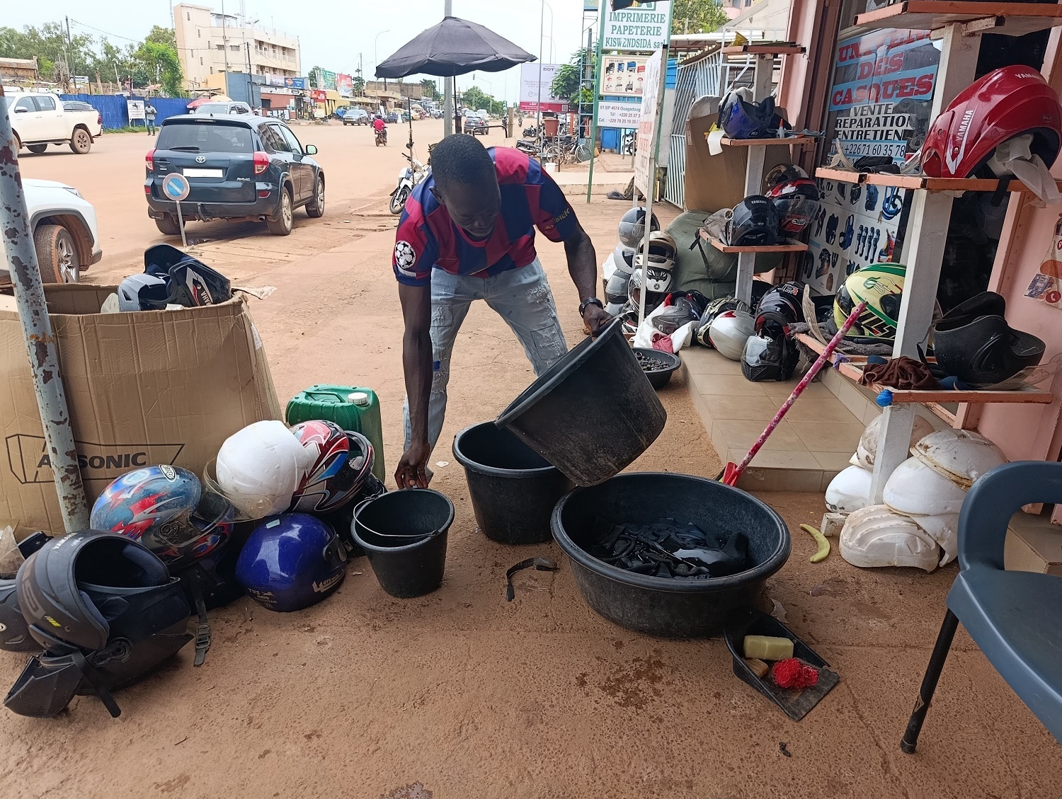 A Ouagadougou, les casques fatigués s’offrent une seconde vie chez Issaka