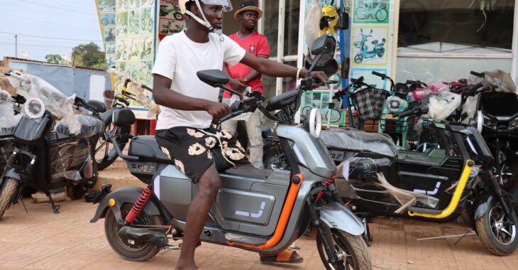 Les motos électriques s'imposent de plus en plus à Ouagadougou