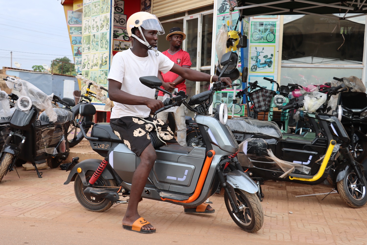 Les motos électriques s’imposent de plus en plus à Ouagadougou