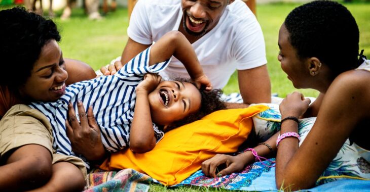 Vacances chez des proches: les avis partagés sur la contribution des parents