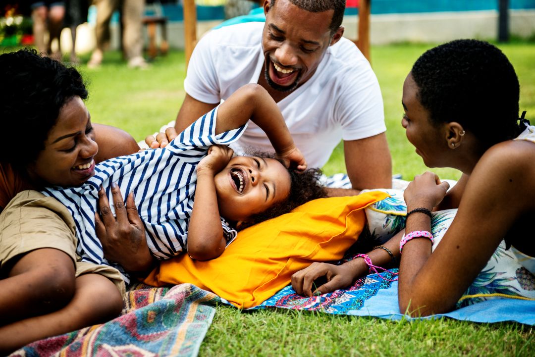 Vacances chez des proches: les avis partagés sur la contribution des parents