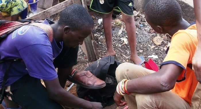 Burkina: En attendant de devenir gendarme, cirer des chaussures pour payer sa scolarité