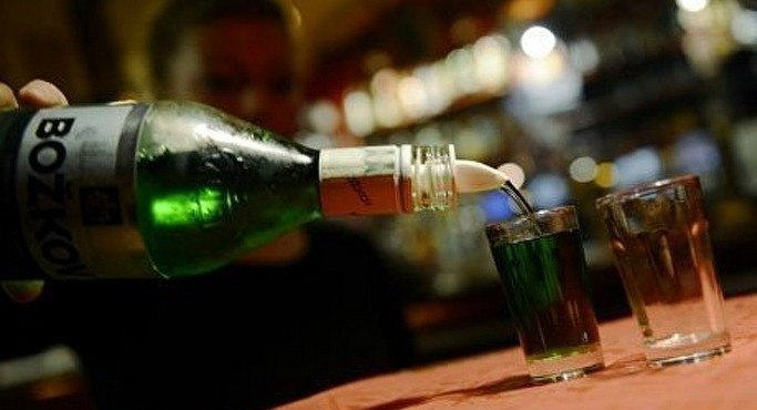 Léo : jeunes et liqueur au cœur du « marché des yeux rouges »