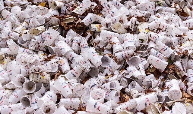 "Ça dérange l’agriculture ces verres plastiques ne pourrissent pas vite"