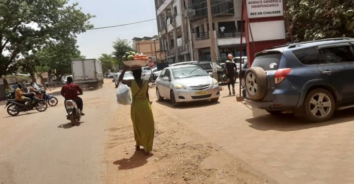 Canicule à Ouagadougou : ces jeunes qui travaillent sous le soleil…