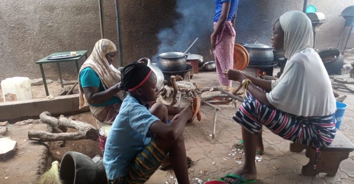 Kaya: des jeunes filles déplacées internes à l'école de la cuisine