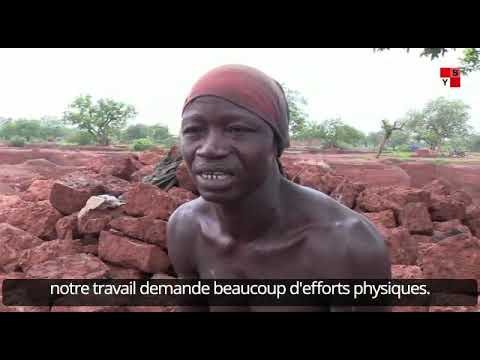 Tailleur de latérite : l’autre métier des jeunes de Dédougou