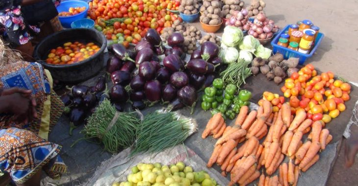 Des femmes font des « je retiens » sur l’argent de la popote